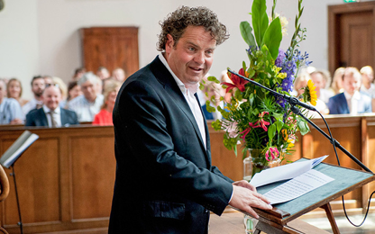 Dirk Zeelenberg als trouwambtenaar